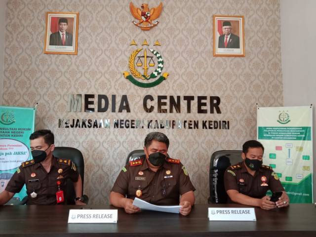 Kejari Kabupaten Kediri Tetapkan Kadis Kominfo sebagai Tersangka Proyek Fiktif 2019 1 Kajari Kabupaten Kediri Dedy Priyo Handoyo saat press release terkait kasus proyek fiktif 2019, pada Senin (30/08/2021).(Foto: Rino Hayyu Setyo/Tugu Jatim)