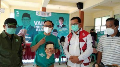 Anggota DPR RI, Cak Udin (baju hijau) bersama anggota DPC PKB Kota Batu saat meninjau program vaksinasi Indonesia Bangkit, Senin (23/8/2021). (Foto: M Ulul Azmy/Tugu Malang/Tugu Jatim)