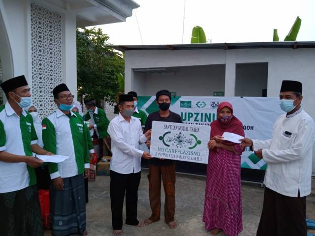 Pengurus LAZISNU Ranting Sukolilo, Kecamatan Tuban, memberikan bantuan modal usaha kepada warga di halaman Masjid Arrosyid, Sabtu (21/08/2021). (Foto: LAZISNU Sukolilo/Tugu Jatim)