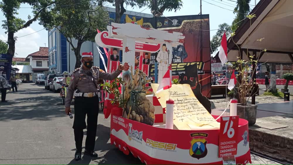 Kepala Unit Pendidikan dan Rekayasa (Digyasa) Satlantas Bojonegoro M.Thohir berpose di samping becak hias yang dilombakan untuk merayakan Hari Kemerdekaan RI ke-76 pada Senin (16/08/2021). (Foto: Mila Arinda/Tugu Jatim)