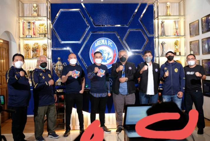 Kado Ultah Arema FC ke-34, Mas Gilang Hadirkan Museum Champion Corner Mewah 6 Direksi, manajemen, hingga pemain Arema FC berfoto bersama usai sesi konferensi pers peluncuran logo dan slogan jelang HUT Arema FC yang ke-34. (Foto: Arema FC Official) tugu jatim