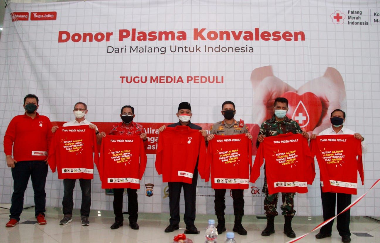 Semua tokoh penting saat memperlihatkan kaus donor plasma konvalesen yang digagas Tugu Media Group di Aula Kantor DPRD Kota Malang pada Kamis (12/08/2021). (Foto: Rubianto/Tugu Jatim)