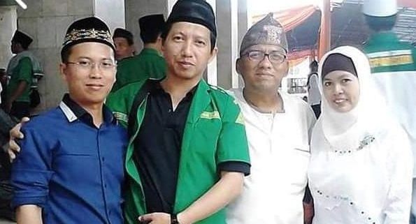 Andry Dewanto Ahmad kenakan jas berwarna hijau/tugu jatim