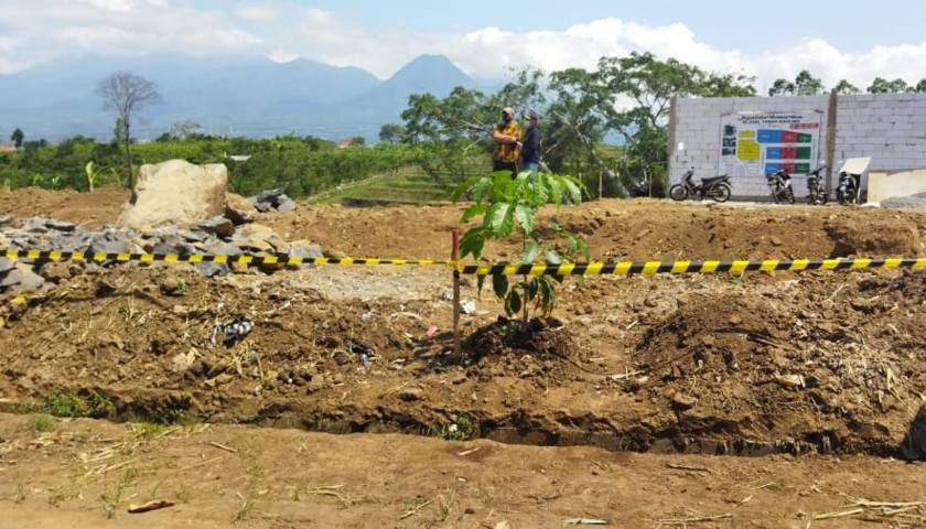 Aktivitas pembangunan perumahan di Dusun Sawahan, Desa Giripurno, Bumiaji, Kota Batu, ini ditutup karena tak berizin, Senin (09/08/2021). (Foto:Azmy/Tugu Jatim)