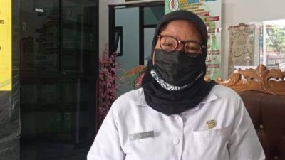 Kasi Penempatan Tenaga Kerja, Peluasan Kesempatan Kerja dan Transmigrasi Disnaker Bojonegoro, Agoestin Faridijani saat menjelaskan inovasi Disnaker Bojonegoro dalam meminimalisir pengangguran. (Foto: Mila Arinda/Tugu Jatim)