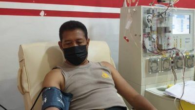 Kapolsek Kedungkandang, Kompol Yusuf Suryadi saat melakukan donor plasma konvalesen di PMI Kota Malang, Rabu (18/8/2021). (Foto: Rizal Adhi/Tugu Malang/Tugu Jatim)