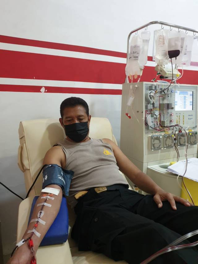 Kapolsek Kedungkandang, Kompol Yusuf Suryadi saat melakukan donor plasma konvalesen di PMI Kota Malang, Rabu (18/8/2021). (Foto: Rizal Adhi/Tugu Malang/Tugu Jatim)