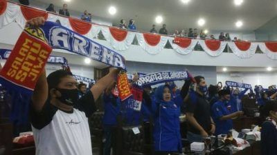 Anggota DPRD Kota Malang membentangkan syal Arema dan juga mengenakan kaos Arema saat menjalani sidang paripurna pada 11 Agustus 2020 lalu. (Foto: M Ulul Azmy/Tugu Malang/Tugu Jatim)