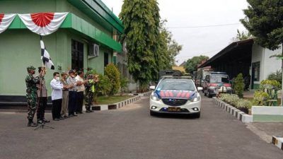 Dandim Letkol Inf Romadon Villiala bersama Kapolres Tuban AKBP Darman dan beberapa kepala dinas saat memberangkat sejumlah personel dalam rangka penjemputan pasien isoman ke isoter, di halaman Kodim 0811 Tuban, Rabu (18/08/2021). (Foto: Mochamad Abdurrochim/Tugu Jatim)