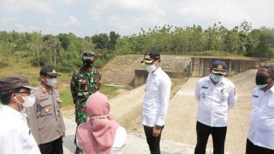 Bupati Tuban Aditya Halindra Faridzky (dua dari kanan) meninjau sejumlah titik penyebab banjir pada Rabu (04/08/2021). (Foto: Diskominfo/Tugu Jatim)