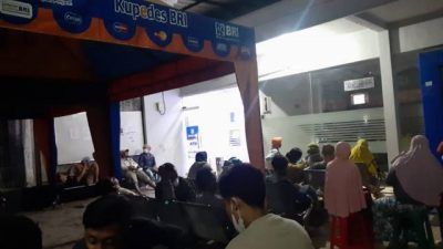 Suasana pengambilan antrean pencairan bantuan produktif usaha mikro (BPUM) bagi UMKM terdampak Covid-19 di BRI Cabang Merakurak, Tuban, Selasa (10/08/2021). (Foto: netizen Tuban/Tugu Jatim)