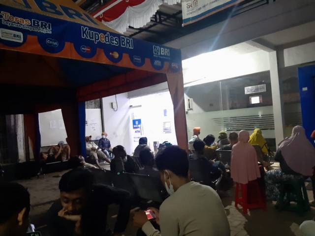 Suasana pengambilan antrean pencairan bantuan produktif usaha mikro (BPUM) bagi UMKM terdampak Covid-19 di BRI Cabang Merakurak, Tuban, Selasa (10/08/2021). (Foto: netizen Tuban/Tugu Jatim)