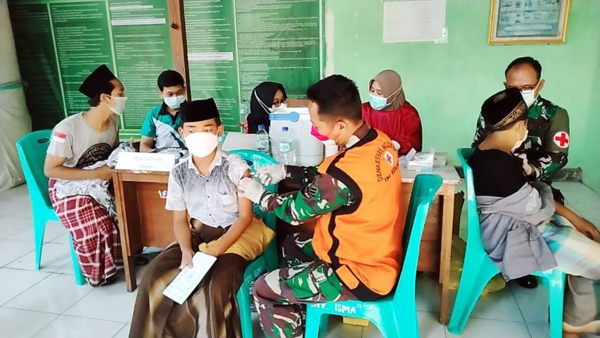 Vaksinasi Covid-19 yang dilakukan vaksinator kepada sejumlah santri di Ponpes Langitan Tuban, Rabu (25/08/2021). (Foto: Kodim 0811 Tuban/Tugu Jatim)