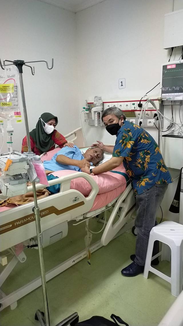 Pakar Komunikasi dan Motivator Nasional Dr Aqua Dwipayana (kanan) saat menjenguk Cak Fu didampingi istri Cak Fu, Anisah (kiri), di rumah sakit di Kota Surabaya.(Foto: Dokumen/Tugu Jatim)