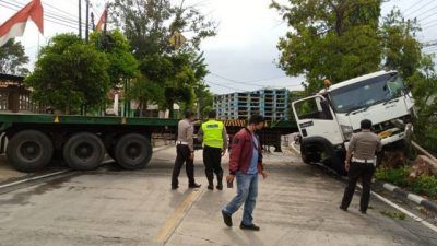 Proses evakuasi truk trailer yang melintang di Jalan Hos Cokroaminoto, Tuban usai mengalami kecelakaan pada Senin (30/08/2021). (Foto: Mochamad Abdurrochim/Tugu Jatim)