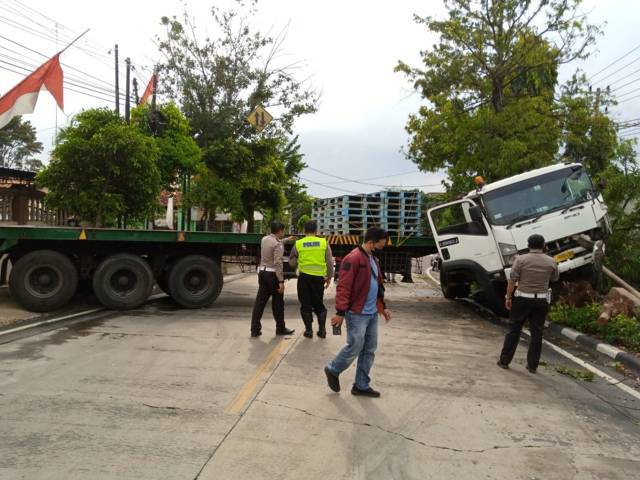 Proses evakuasi truk trailer yang melintang di Jalan Hos Cokroaminoto, Tuban usai mengalami kecelakaan pada Senin (30/08/2021). (Foto: Mochamad Abdurrochim/Tugu Jatim)