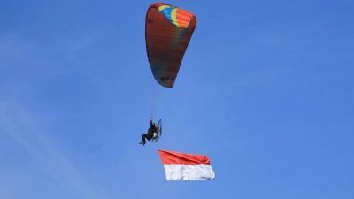 Rayakan Kemerdekaan RI ke-76, atlet paramotor Kota Batu kibarkan bendera Merah Putih di langit Kota Batu, Selasa (17/08/2021). (Foto: Istimewa/Tugu Jatim)