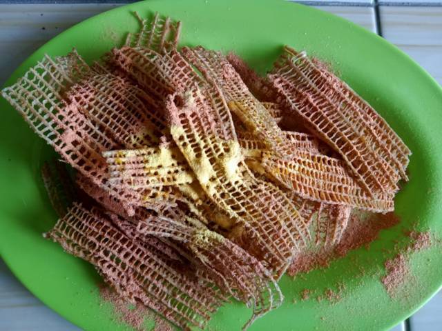 Keripik gedebog pisang, asli olahan dari Nurdiana, warga Desa Sukowati, Kecamatan Kapas, Kabupaten Bojonegoro. (Foto: Mila Arinda/Tugu Jatim)