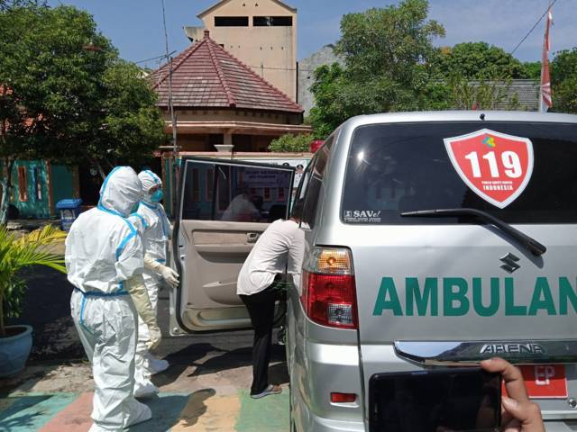 Ilustrasi pasien isoman Covid-19 masuk ke mobil ambulans menuju ruang isoter di Tuban Sport Centre. (Foto: Mochamad Abdurrochim/Tugu Jatim)