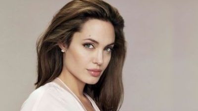 Angelina Jolie, aktris sekaligus tokoh kemanusiaan yang belum lama ini membuat akun Instagram untuk konflik Afganistan/tugu jatim