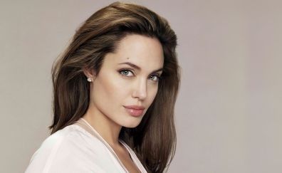 Angelina Jolie, aktris sekaligus tokoh kemanusiaan yang belum lama ini membuat akun Instagram untuk konflik Afganistan/tugu jatim