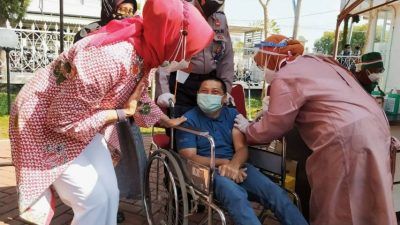 Wali Kota Batu Dewanti Rumpoko saat menunjukkan perhatiannya kepada difabel yang melaksanakan vaksinasi di Mapolres Batu, Senin (16/08/2021). (Foto:Azmy/Tugu Jatim)