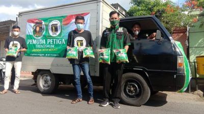 Gerakan Pemuda Ka'bah (GPK) Trenggalek saat menyalurkan bantuan sembako terhadap warga Trenggalek. (Foto: M Zamzuri/Tugu Jatim)