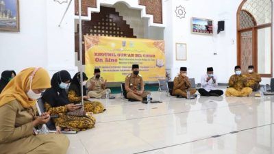 Bupati Tuban, Aditya Halindra Faridzky  saat mengunjungi Masjid Fathurrohmat Komplek Pendopo Kridho Manunggal Tuban, Senin (9/8/2021). (Foto: Dokumen/Diskominfo Tuban) tugu jatim