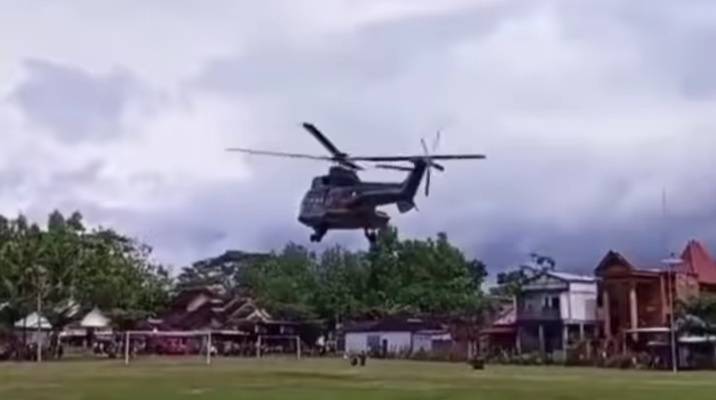 Tangkapan layar kedatangan helikopter jenis puma yang dianggap mendatangi acara pernikahan yang faktanya sedang melaksanakan latihan rutin. (Foto: Dokumen/Tugu Malang/Tugu Jatim)