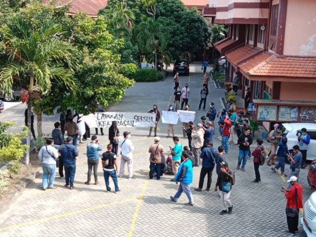 Suasana demonstrasi belaasan mahasiswa IAIN Kediri yang menuntut agar oknum dosen terduga pelecehan seksual kepada mahasiswi disanksi berat. (Foto: Rino Hayyu/Tugu Jatim)