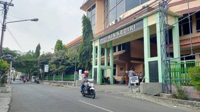 Tampak depan gedung IAIN Kediri di mana terdapat dosen yang diduga lakukan pelecehan seksual terhadap mahasiswinya. (Foto: Rino Hayyu/Tugu Jatim)