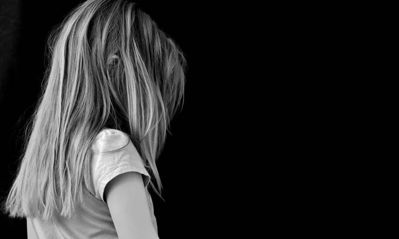 Ilustrasi anak perempuan yang sedih karena kehilangan orang tua karena meninggal terpapar Covid-19. (Foto: Pixabay) tugu jatim