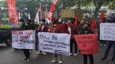 Puluhan mahasiswa yang tergabung dalam IMM Malang Raya tengah melakukan demonstrasi di depan gedung DPRD Kota Malang, Senin (9/8/2021). (Foto: Rizal Adhi/Tugu Malang/Tugu Jatim)