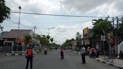 Petugas Dinas Perhubungan Bojonegoro melakukan pengetatan dan sosialisasi di Jalan Kartini Bojonegoro. Selasa (03/08/2021). (Foto : Mila Arinda / Tugu Jatim).