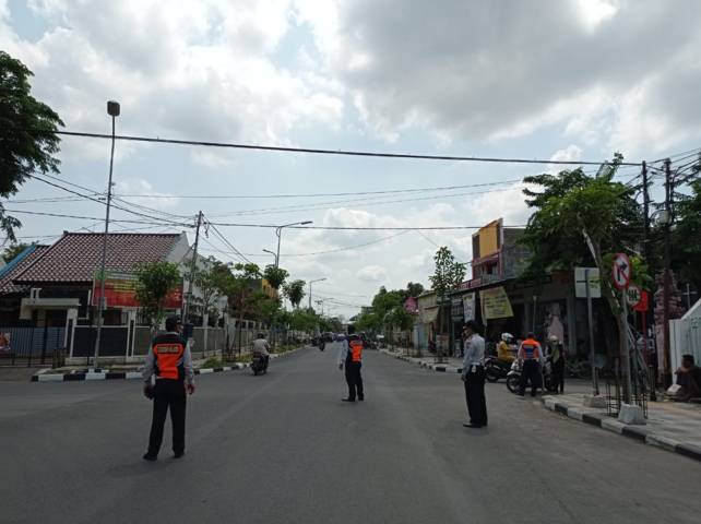 Petugas Dinas Perhubungan Bojonegoro melakukan pengetatan dan sosialisasi di Jalan Kartini Bojonegoro. Selasa (03/08/2021). (Foto : Mila Arinda / Tugu Jatim).