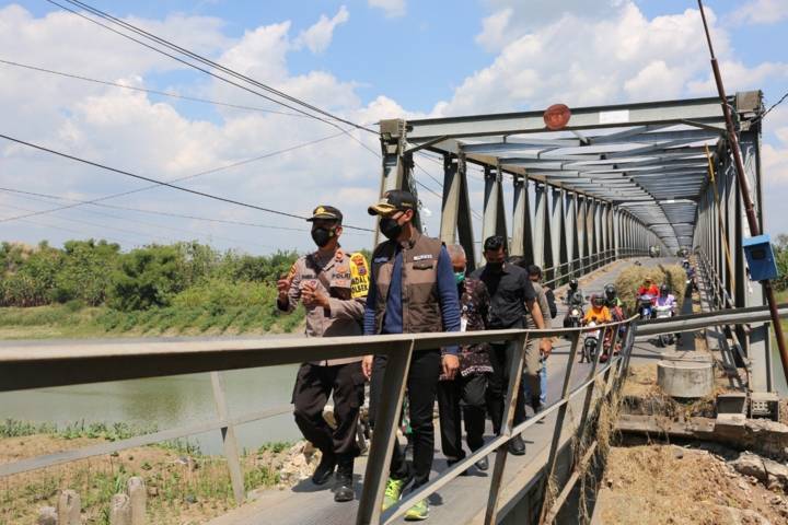 Perbaikan Jembatan Glendeng, Penghubung Tuban-Bojonegoro Ditargetkan Rampung Akhir Tahun 2021 12 Bupati Tuban Aditya Halindra Faridzky didampingi Kapolsek, Danramil, serta Camat Soko saat meninjau Jembatan Simo, Kecamatan Soko-Glendeng, Kabupaten Tuban, Sabtu (31/7/2021). (Foto: Humas Pemkab Tuban) tugu jatim