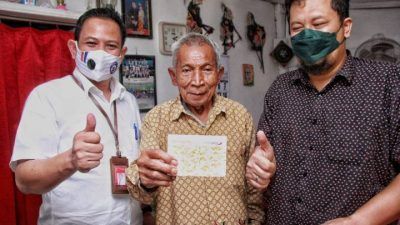 Satirun (tengah) menunjukkan rekening barunya didampingi Kepala Bank Jatim Malang HS Yudaka, dan CEO Tugu Media Group, Irham Thoriq. (Foto: Rubianto/Tugu Malang/Tugu Jatim)