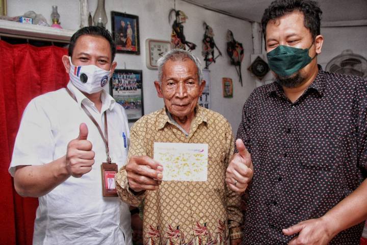 Satirun (tengah) menunjukkan rekening barunya didampingi Kepala Bank Jatim Malang HS Yudaka, dan CEO Tugu Media Group, Irham Thoriq. (Foto: Rubianto/Tugu Malang/Tugu Jatim)