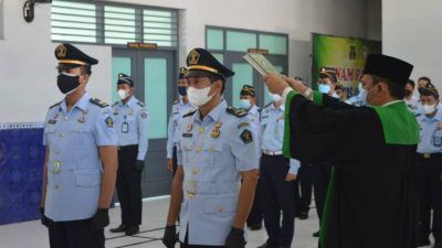 Pelantikan serta pengambilan sumpah jabatan dua pejabat baru Lapas Tuban di aula Lapas Tuban, Selasa (31/8/2021). (Foto: Humas Lapas Tuban)