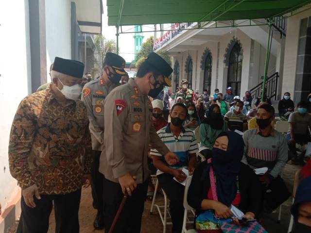 Kapolda Jawa Timur, Irjen Pol Nico Afinta didampingi Bupati Malang M Sanusi saat mengunjungi vaksinasi di SMK NU 4 Pakis, Minggu (29/8/2021). (Foto: M Sholeh/Tugu Malang/Tugu Jatim)