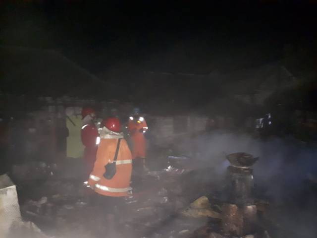 Suasana proses pemadaman api yang dilakukan petugas Damkar Tuban di Desa Tegalrejo, Kecamatan Widang, Kabupaten Tuban, Senin (24/8/2021) malam. (Foto: Humas BPBD Tuban) tugu jatim kebakaran