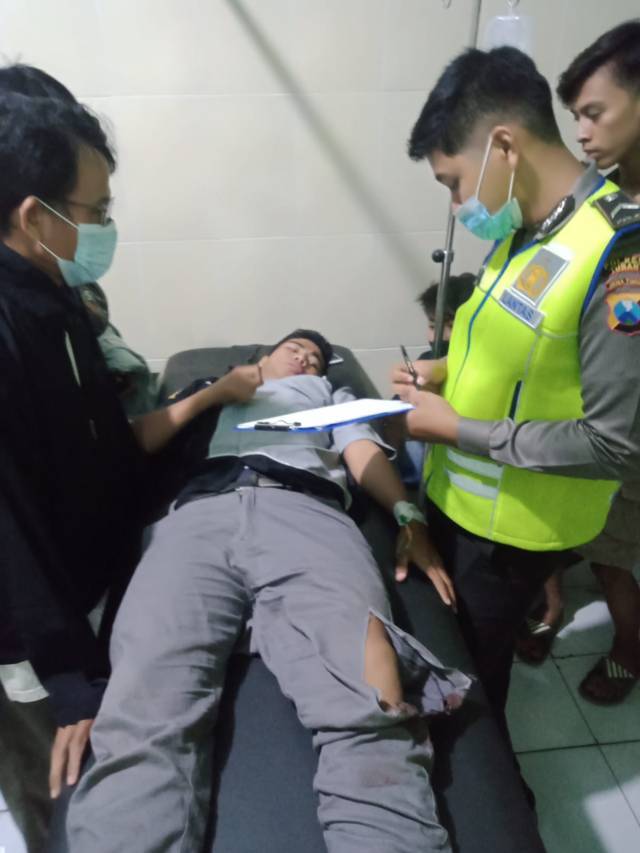 Suasana ketika para korban mendapatkan perawatan medis di fasilitas kesehatan usai mobil yang mereka tumpangi mengalami kecelakaan di di Jalan Rengel - Plumpang Km 24-25, Desa Sumberjo, Kecamatan Rengel, Sabtu (28/8/2021) malam. (Foto: Humas Polres Tuban) tugu jatim
