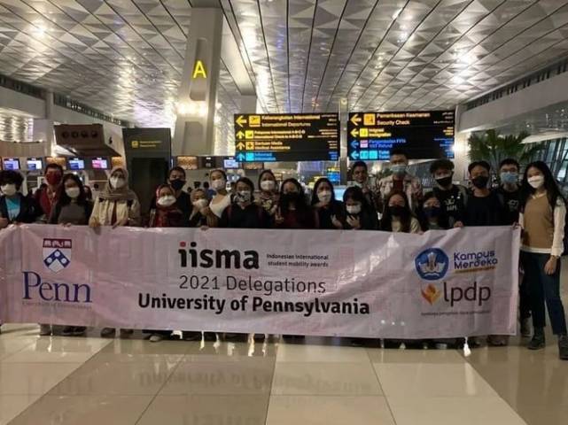 Kemendikbud Ristek saat memberangkatkan peserta IISMA ke sejumlah kampus elit dunia. (Foto: Instagram/Prof Nizam) tugu jatim