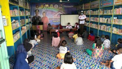 Perpustakaan mini bernama Rumah Baca yang berada di Kelurahan Kampung Laut, Kecamatan Kuala Jambi, Kabupaten Tanjung Jabung Timur, Provinsi Jambi. Perustakaan untuk menumbuhkan literasi anak-anak. (Foto: Dokumen) tugu jatim