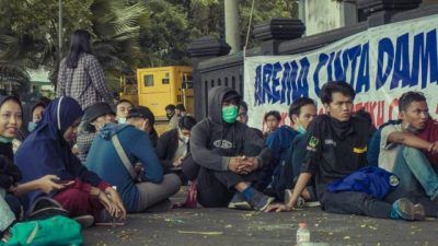 Suasana demo Omnibus Law di Malang sebelum berubah menjadi ricuh pada Oktober 2020 silam. (Foto: Dokumen/Lintang Imaniar) tugu jatim