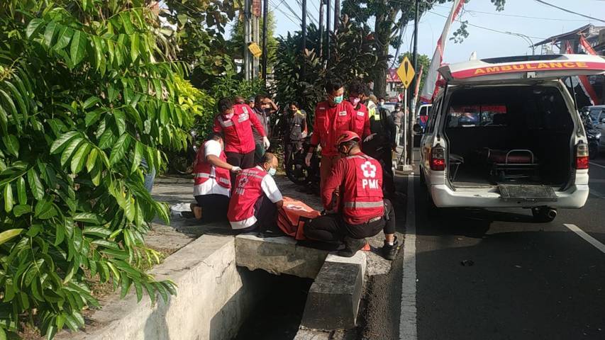 Petugas PMI Kota Malang saat mengevakuasi jenazah perempuan berusia 22 tahun akibat kecelakaan di Jalan MT Haryono, Dinoyo, Kota Malang, Senin (23/8/2021). (Foto: Dokumen/Satlantas Polresta Malang Kota) tugu jatim