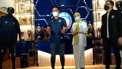 Presiden Klub Arema FC Gilang Widya Permana saat memamerkan jersey home Arema FC yang dilaunching bertepatan dengan HUT RI ke-76, Selasa (17/8/2021). (Foto: Rizal Adhi/Tugu Malang/Tugu Jatim)