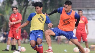 Para pemain Arema FC saat menjalankan latihan. (Foto: Instagram/Arema FC Offficial) liga 1, tugu jatim