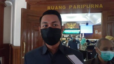 Bupati Tuban, Aditya Halindra Faridzky usai mengikuti rapat paripurna di gedung DPRD Tuban dengan agenda Nota Penjelasan KUPA-PPAS PAPBD Tahun Anggaran 2021, Kamis (5/8/2021). (Foto: Moch Abdurrochim/Tugu Jatim) stok vaksin di tuban