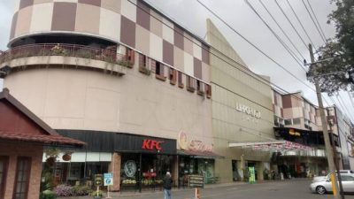 Suasana Lippo Plaza Batu yang tampak sepi pengunjung akibat PPKM Level 4 yang diterapkan di Malang Raya. (Foto: M Sholeh/Tugu Malang/Tugu Jatim)